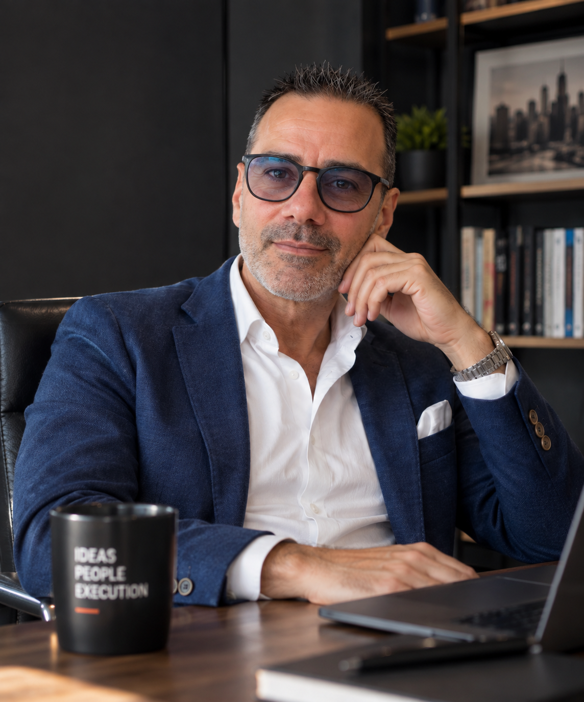 Alessandro Marcelli alla scrivania nello studio